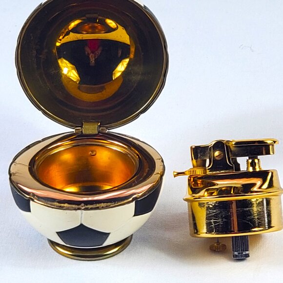 1960’s VINTAGE FRENCH GOLDTONE TABLE CIGARETTE EMPTYLIGHTER BL & WH SOCCERBALL - Picture 3 of 10